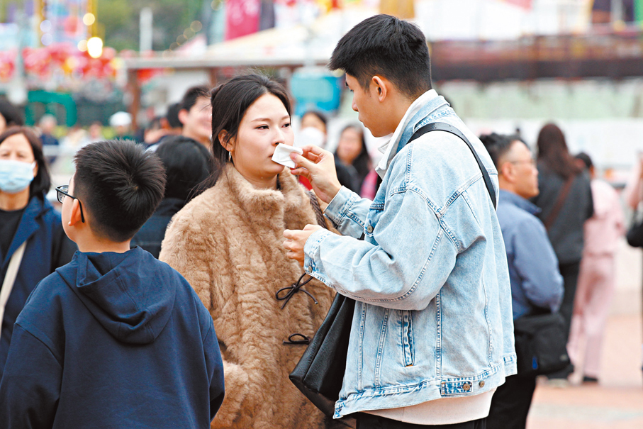 女友小嘴沾滿了男友的愛，愈擦愈濃。香港文匯報記者黃艾力  攝