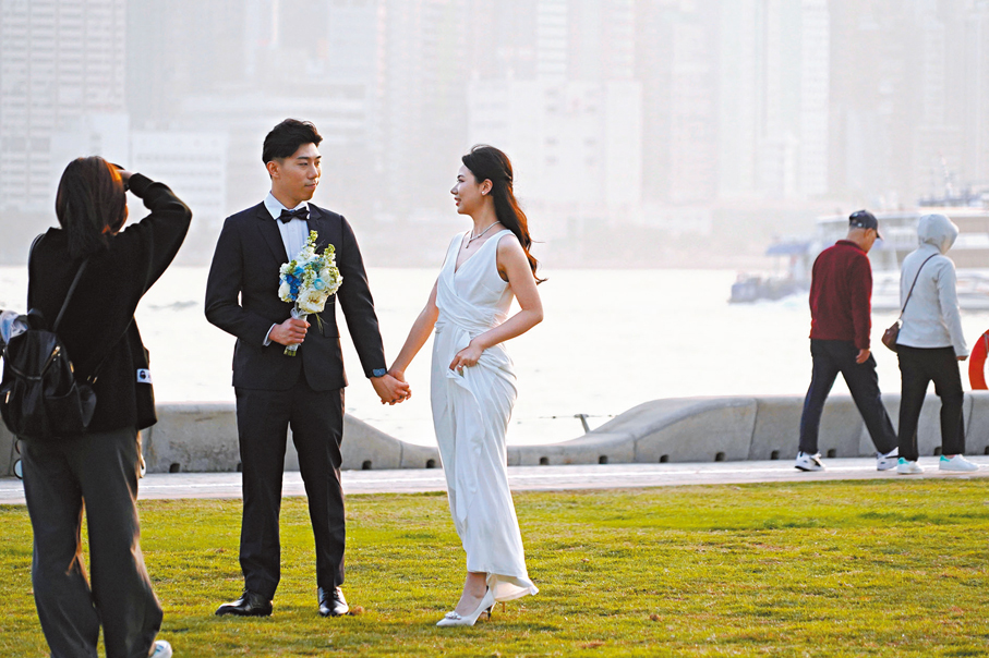 愛情是其中一個站點，下一站就是拿着鮮花，將心愛預留在盟誓之下。香港文匯報記者曾興偉  攝