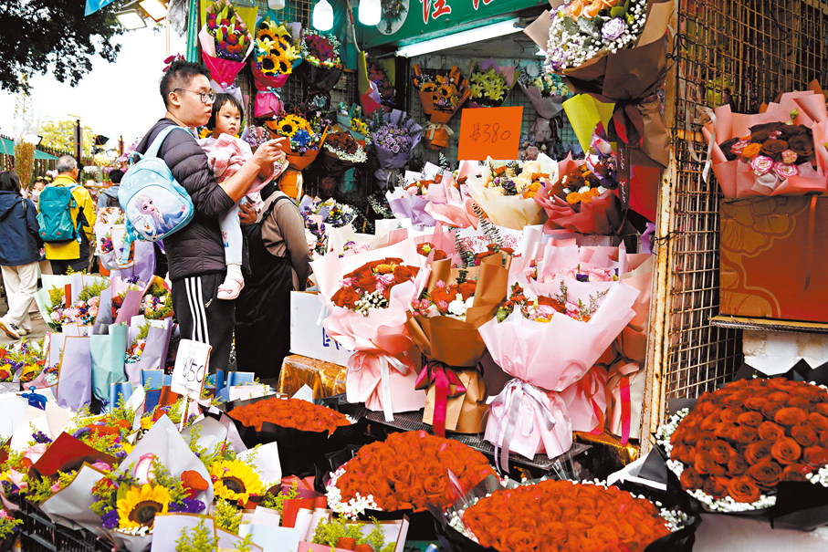 父親帶着小寶貝逛花店，感受老派約會之必要。香港文匯報記者曾興偉  攝