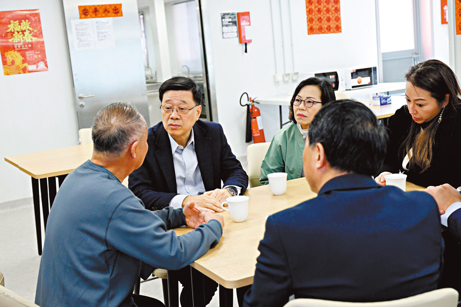 ●李家超昨日探訪暫住在「啟航1331」的大埔宏福苑居民，了解生活所需，欣悉他們對設施和服務感到滿意。 李家超Fb圖片