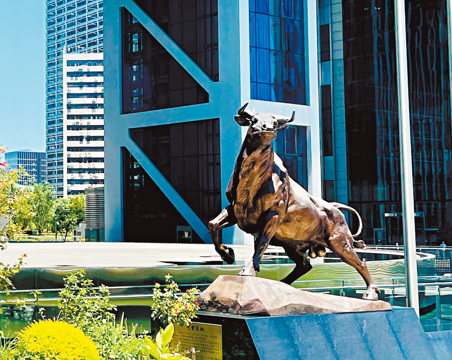 ●A股此輪慢牛長牛行情，既受益於政策大力支持，亦與居民儲蓄向資本市場轉移帶來增量資金相關。圖為上交所。 香港文匯報記者章蘿蘭  攝