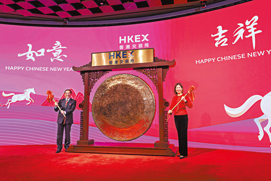 ●港交所主席唐家成（左）及行政總裁陳翊庭（右）昨日向股民拜早年。