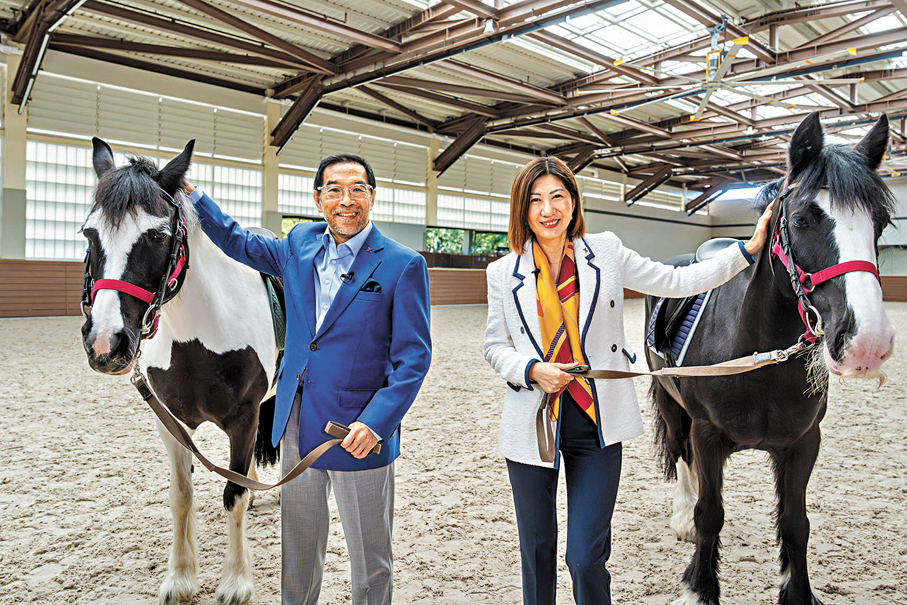 ●唐家成、陳翊庭拉着兩匹駿馬，預祝股民馬年吉祥如意、龍馬精神、馬到成功。