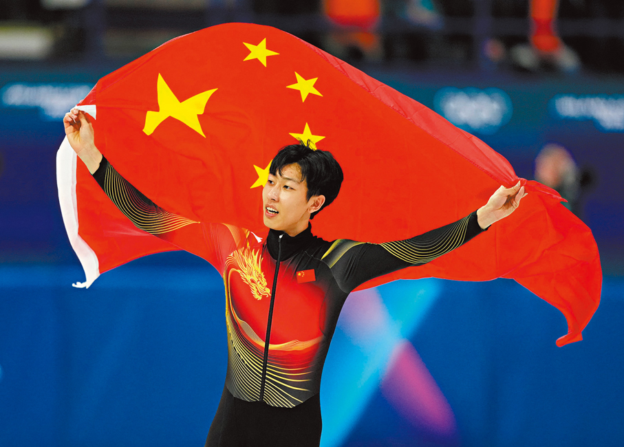 ●孫龍賽後身披國旗慶祝。 新華社