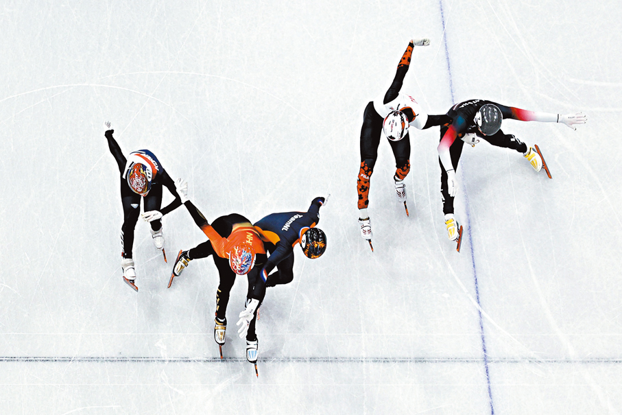 ●在衝線階段，孫龍（左二）一個刀尖之微惜負范特沃特。 新華社