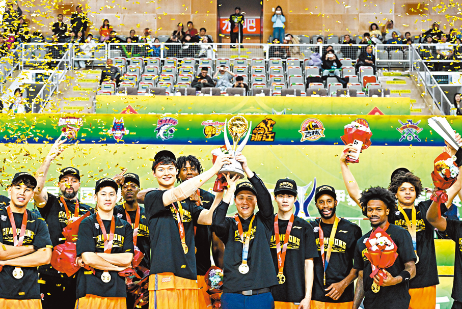 ●上海隊捧起CBA俱樂部盃冠軍獎座。 新華社