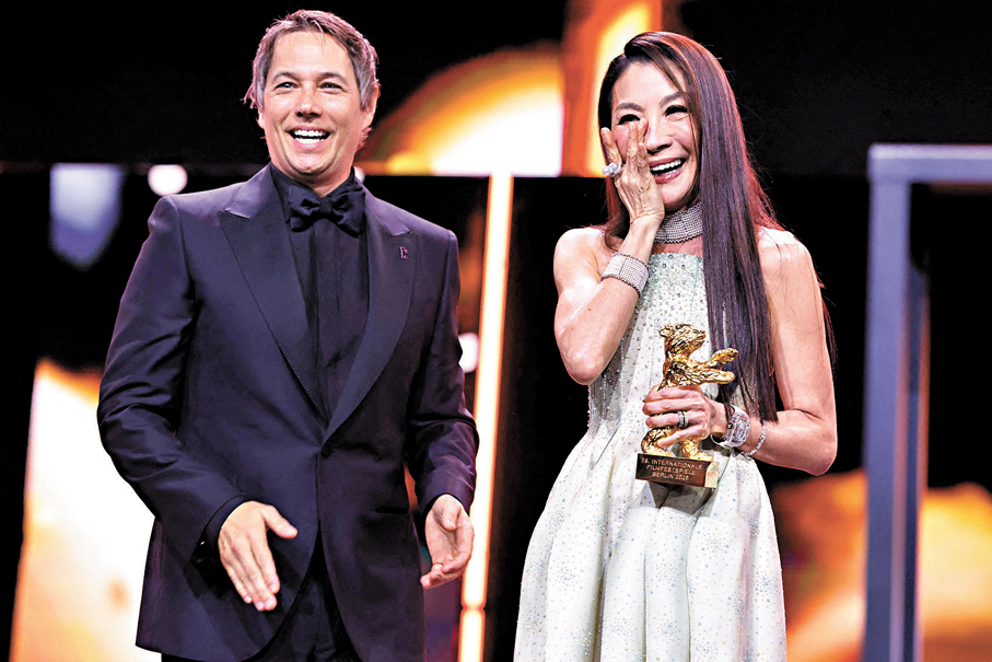 ●楊紫瓊從西恩·貝克手中接過獎座難掩淚水。 法新社