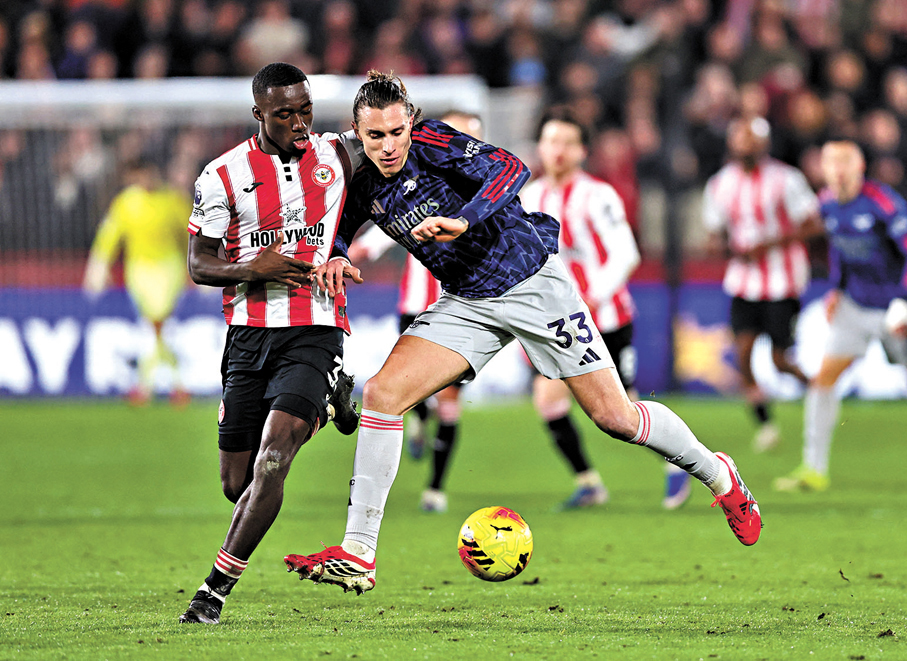 ●阿仙奴（藍衫）作客遭賓福特逼和，痛失兩分。 路透社