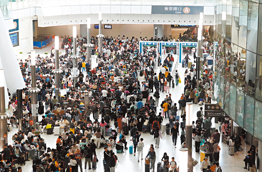 ●西九龍高鐵站人群絡繹不絕。  香港文匯報記者曾興偉  攝