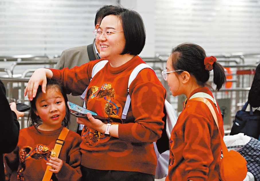 ●游小姐（中）和女兒「紅噹噹」來港。香港文匯報記者曾興偉  攝