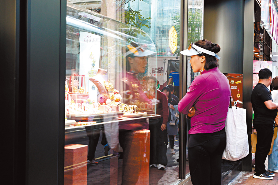 ●遊客在挑選金飾禮品。 香港文匯報記者萬霜靈  攝