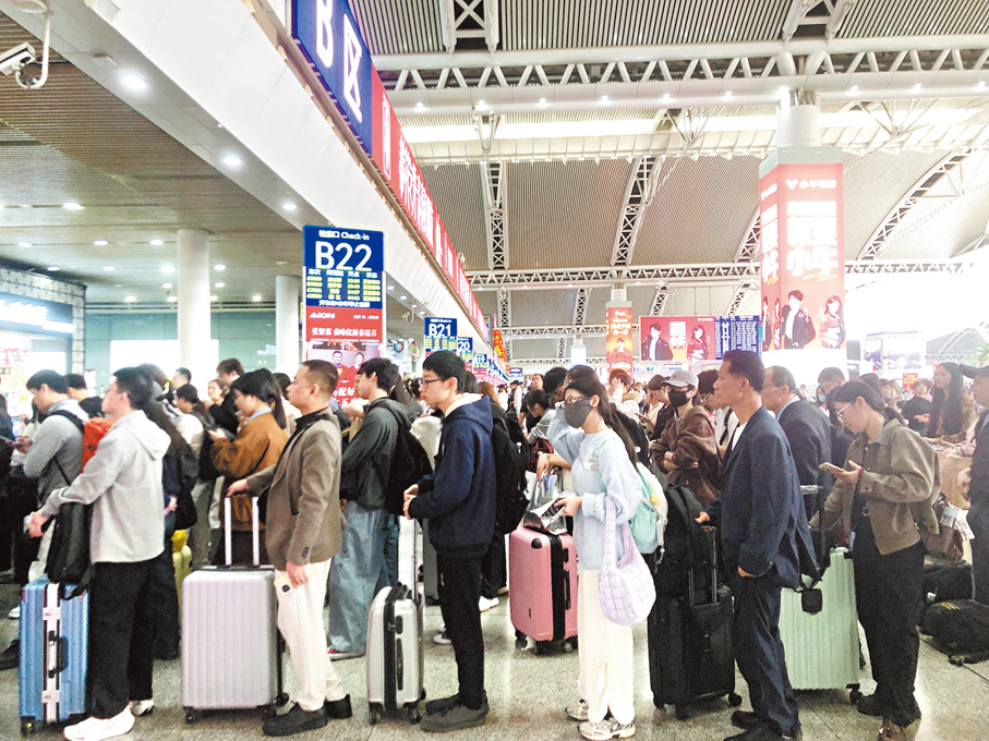 ●多重客流在廣深港高鐵等線路疊加。圖為旅客經廣州南站出行。 香港文匯報記者方俊明  攝