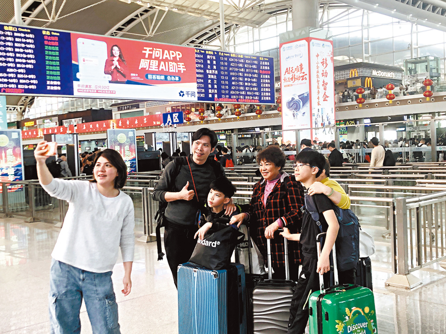 ●旅客楊女士一家計劃到香港購物遊玩再返廣東探親。 香港文匯報記者方俊明  攝