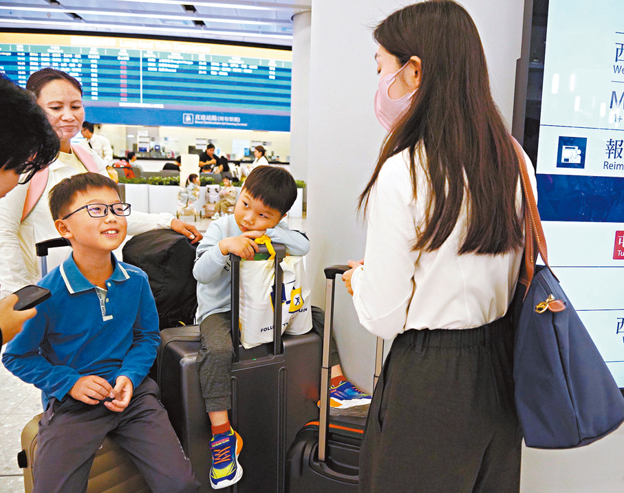 ●蔡小朋友（最左邊藍衣者） 香港文匯報記者曾興偉  攝