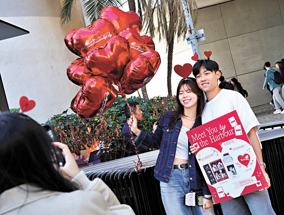 ●有商舖陳設配合節日主題，推出紅色心形氣球、紅心頭箍等裝飾道具，吸引情侶駐足打卡，記錄摯愛時刻。 香港文匯報記者曾興偉  攝