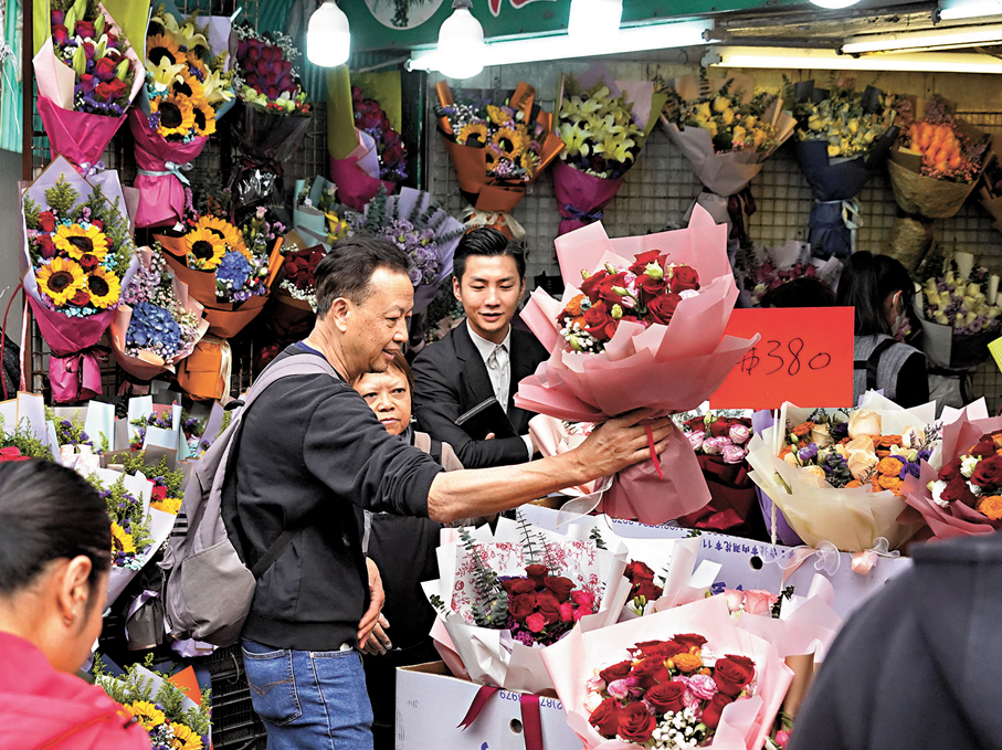 ●有男士一早到花店選購情花，為伴侶送上驚喜。 香港文匯報記者曾興偉  攝