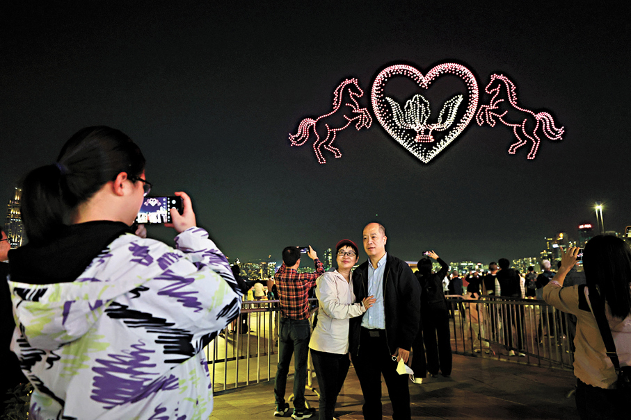 ●兩馬「相約」於金紫荊廣場。