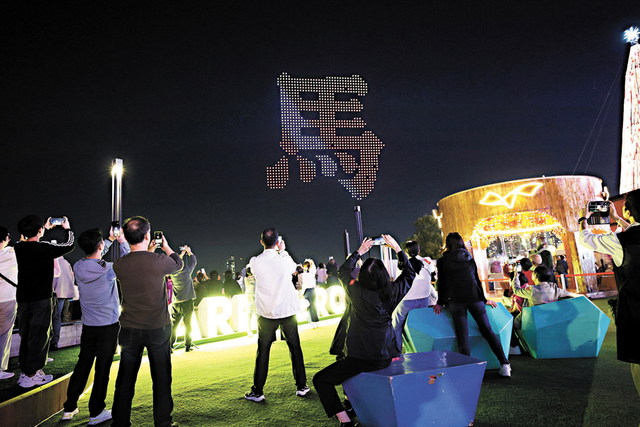 ●巨型金色「馬」字在維港騰空而起。