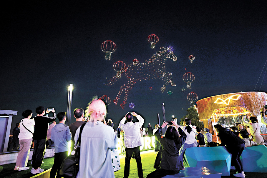 ●當駿馬遇上燈籠，形成一幅「跑馬燈」景象。
