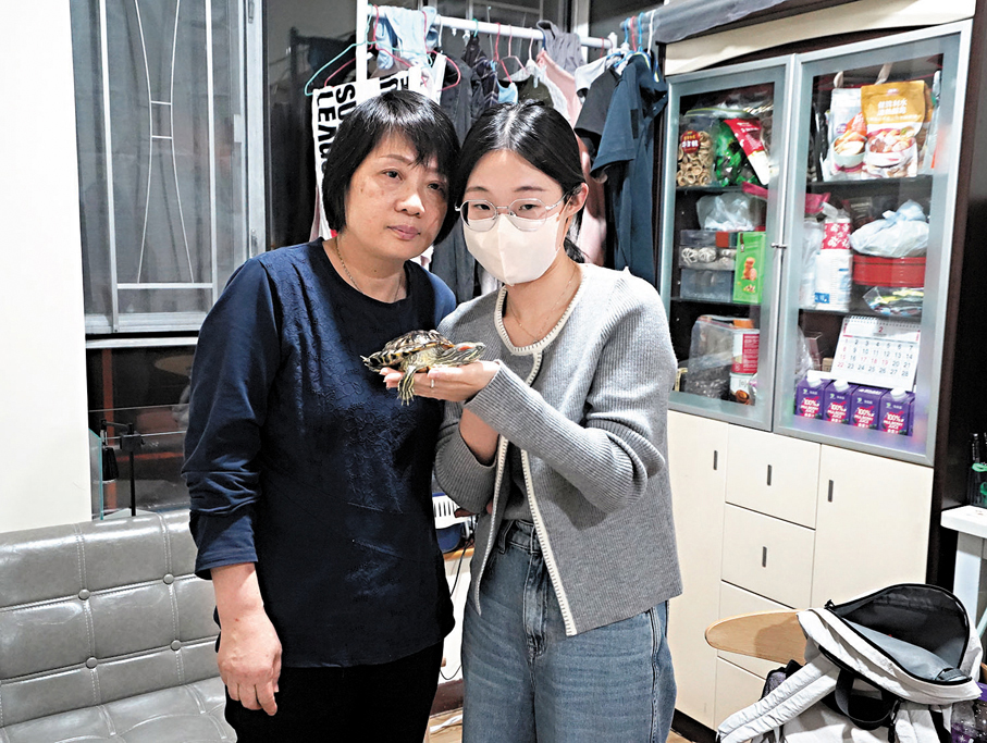 ● 左起：曾太與曾小姐，以及其在火災中獲救的寵物龜。香港文匯報記者曾興偉  攝