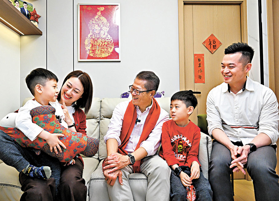 ●陳茂波探訪居於西環的家庭，與他們親切交流，送上新春祝福。