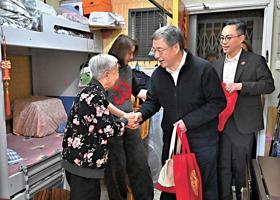 ●卓永興向長者拜早年，致以節日問候和新年祝頌。