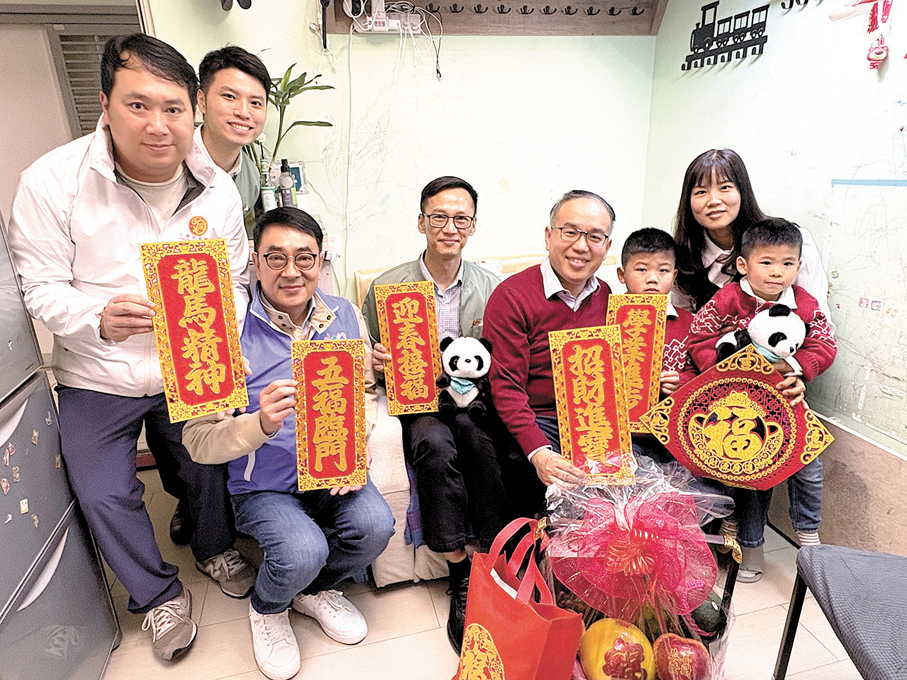 ●許正宇到訪德朗邨送暖，與小朋友玩遊戲。