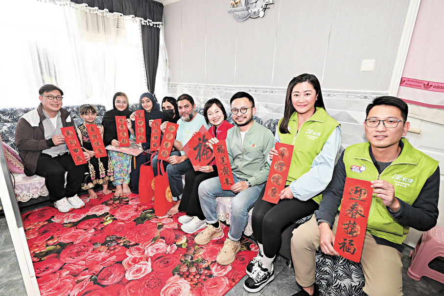 ●蔡若蓮探訪居於深水埗的少數族裔家庭，共慶新春。