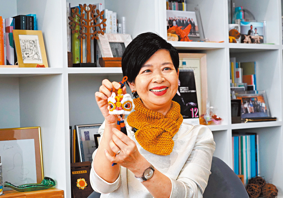 ●何永賢展示街坊送贈的圍巾及獅子頭。 香港文匯報記者曾興偉  攝