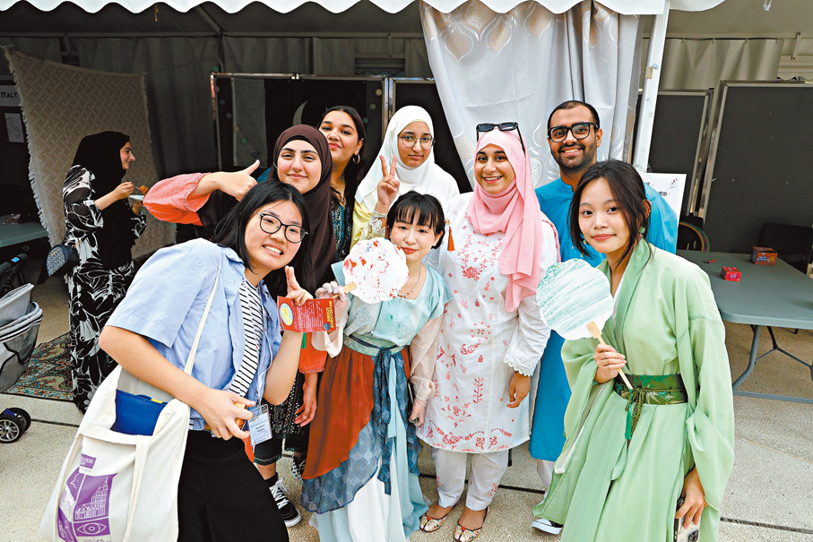 ●蔡若蓮表示，現時大學招收非本地生的進度非常快，現已逾三萬人。圖為嶺南大學非本地生國際日活動。   資料圖片