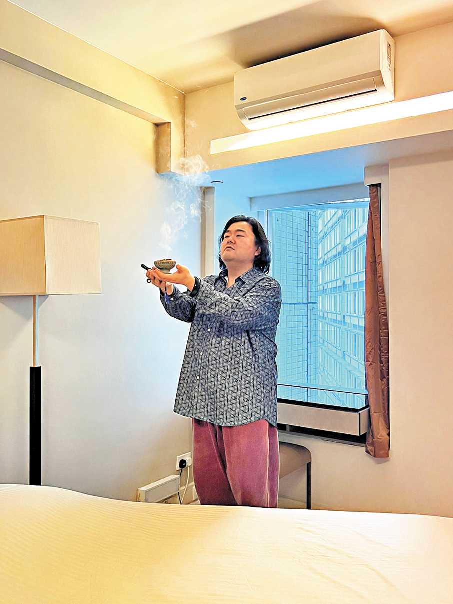 ●Benny示範使用鼠尾草的方法。