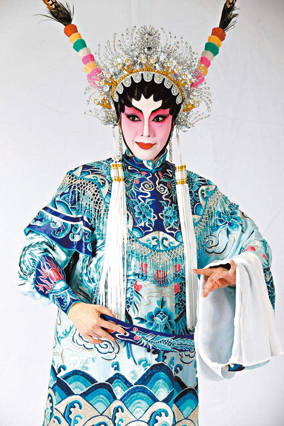 ●陳咏儀以大姐姐身份協助後輩展所長。