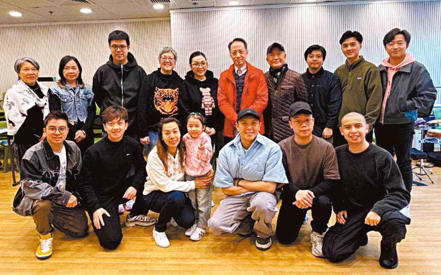 ●長青劇團台前幕後工作人員充滿朝氣。