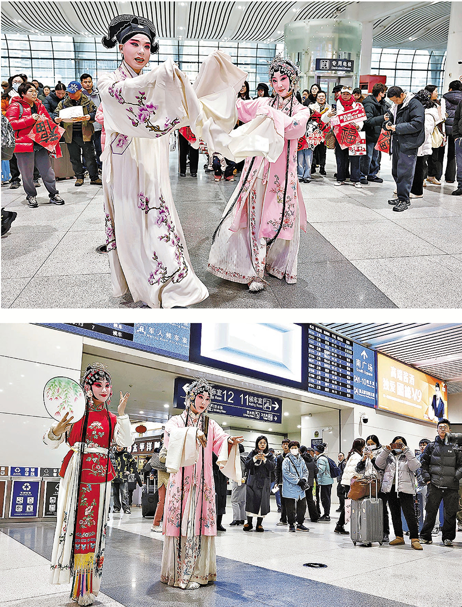 ●演員在上海站候車大廳表演昆曲《牡丹亭》的經典選段《遊園驚夢》。
