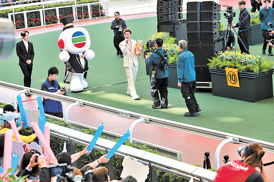 ●譚輝智獻唱為馬迷熱身。 香港文匯報記者北山彥 攝