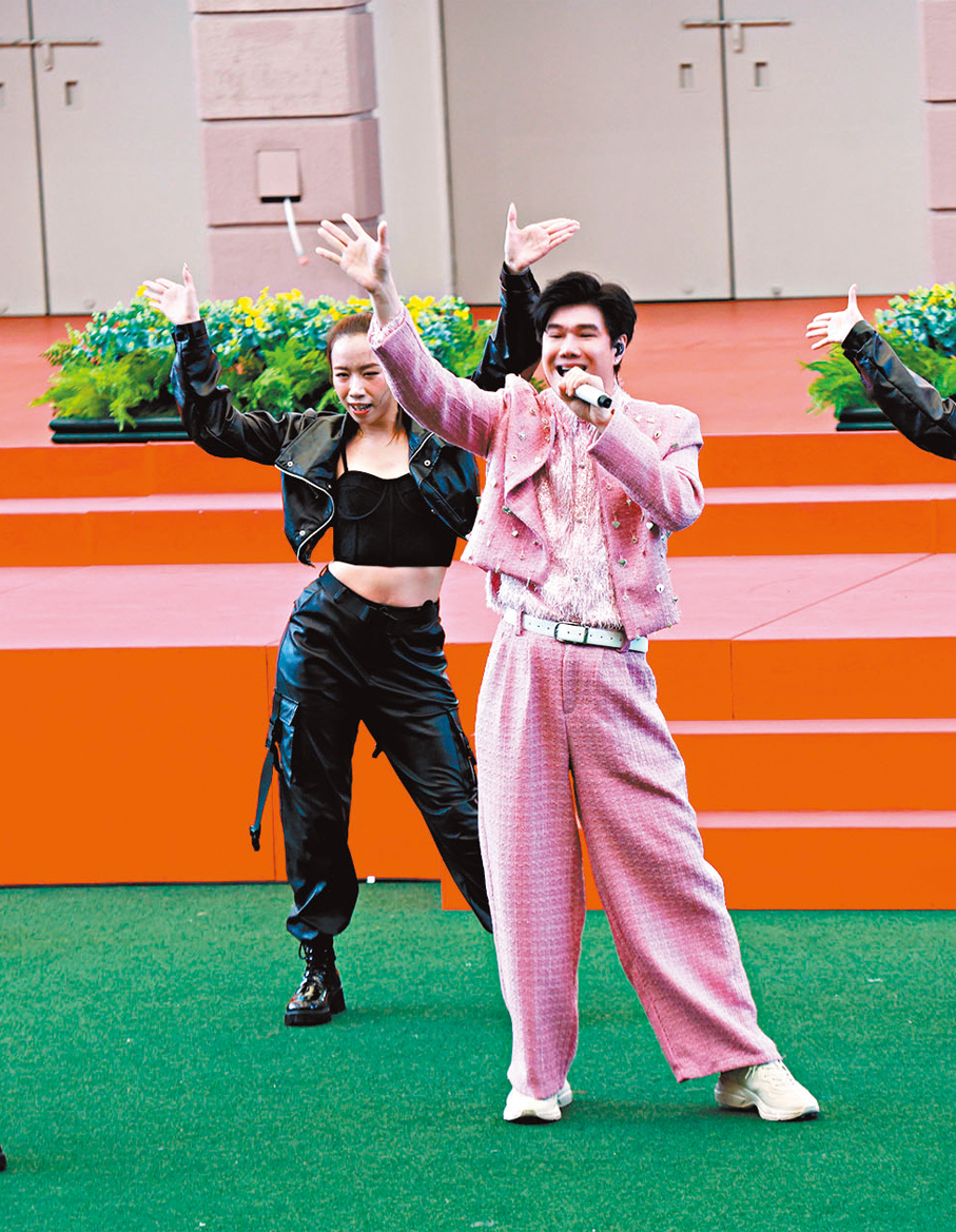 ●張與辰又跳又唱。  香港文匯報記者北山彥 攝