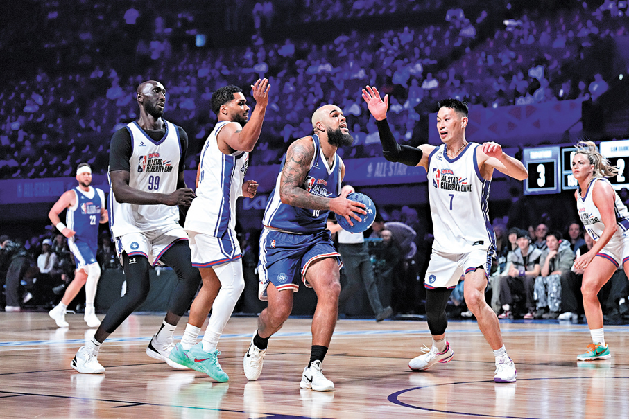 ●林書豪（右二）在比賽中。 美聯社