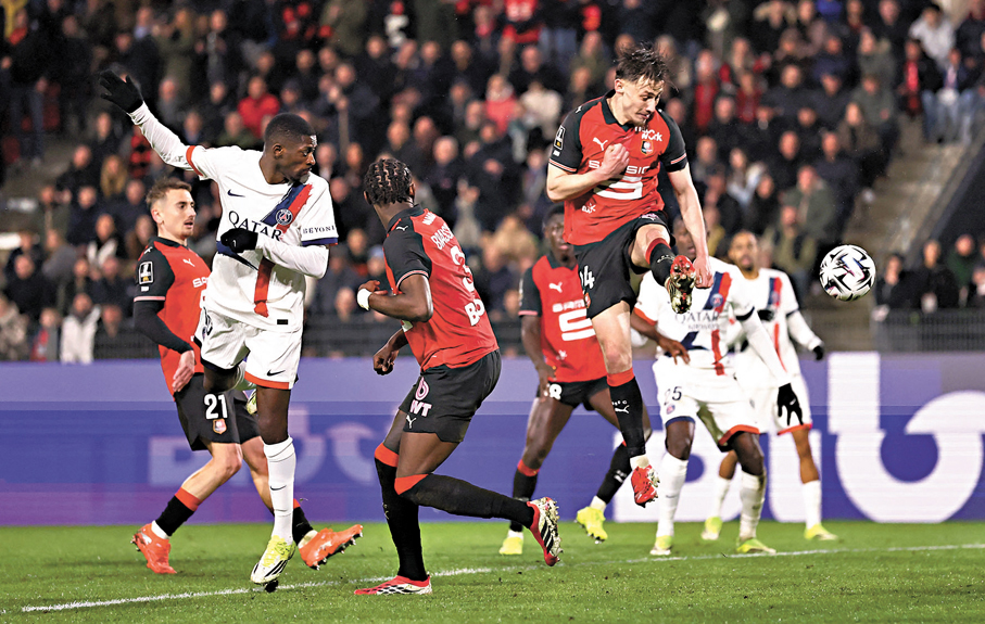 ●迪比利（前列左一）替PSG「破蛋」。  路透社