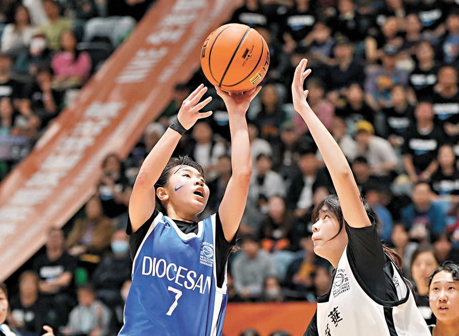 ●拔萃女書院的馮芷晴（左）取得全場最高的21分。