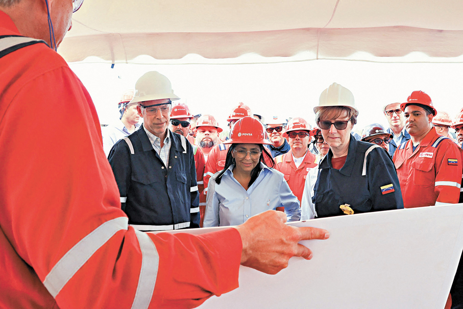 ●委內瑞拉臨時總統羅德里格斯（左二）到油企視察。 法新社