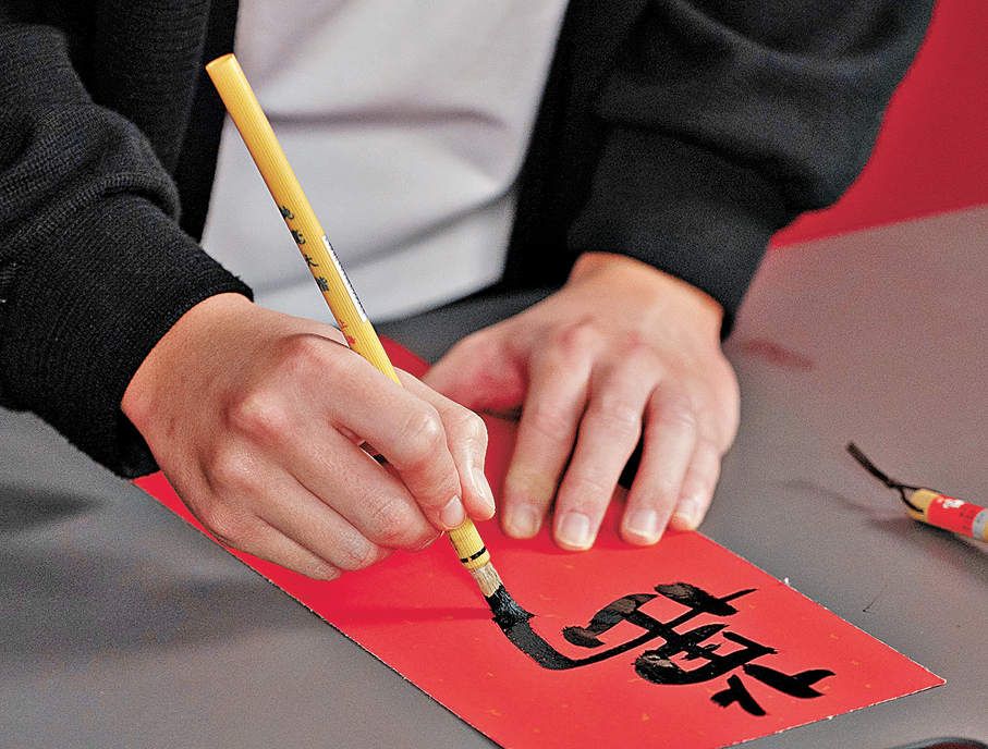 朴玟奎在書寫「萬」字時有些吃力。