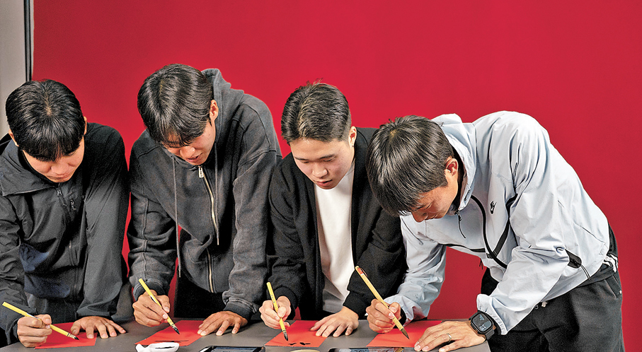 九龍城足球隊四位韓國外援親手寫揮春。