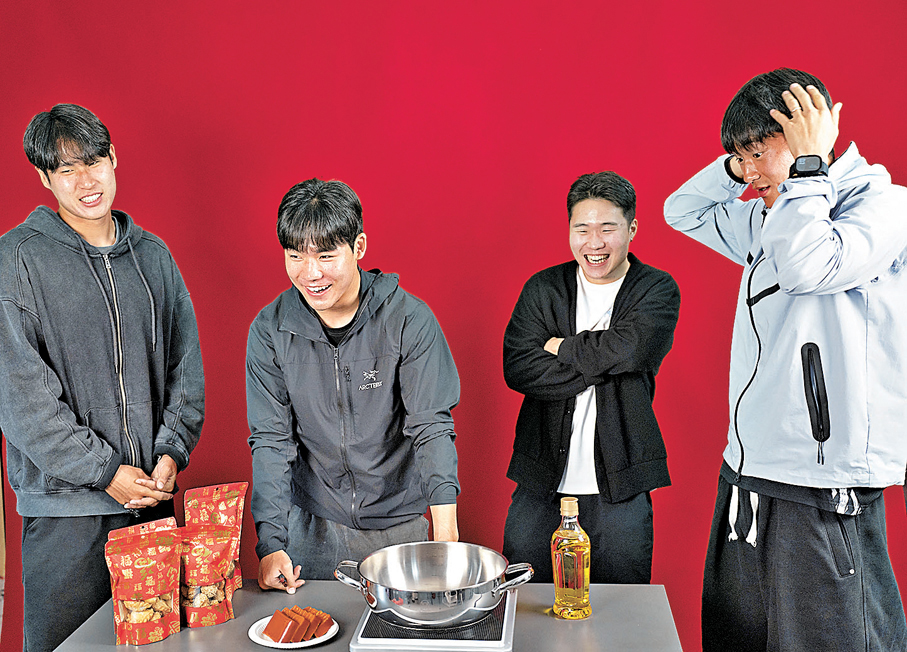 四位韓援試煎中式年糕，顯得手足無措。