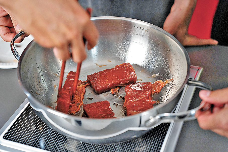 大家齊心協助下，年糕煎得微焦卻有板有眼。