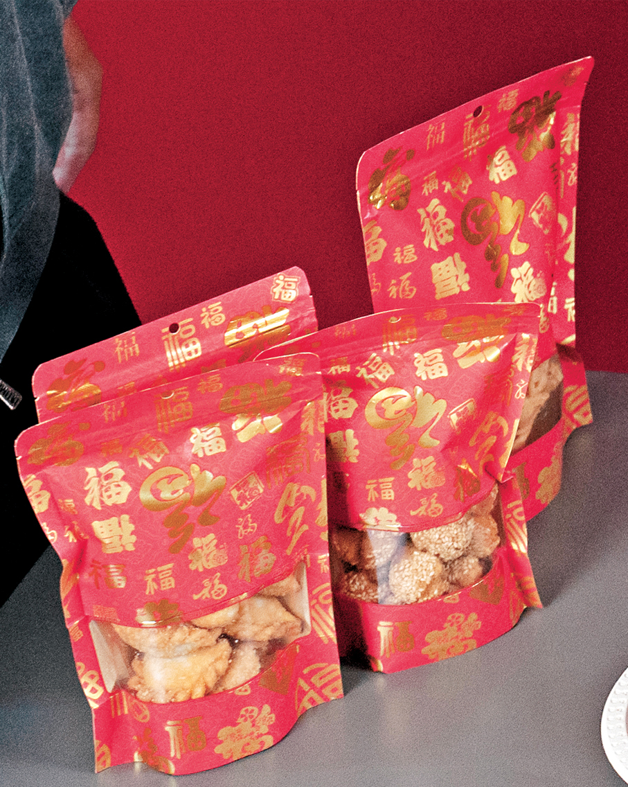 四子逐一試食油角、年糕等賀年食品。