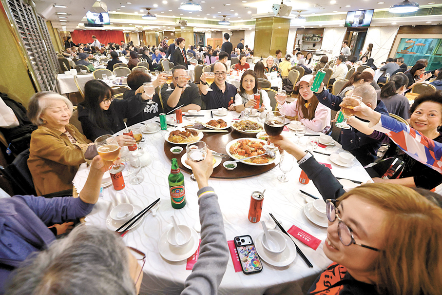 ●倫敦大酒樓愈夜愈精彩，大家享用美酒佳餚，舉杯共度團年佳節。香港文匯報記者郭木又  攝