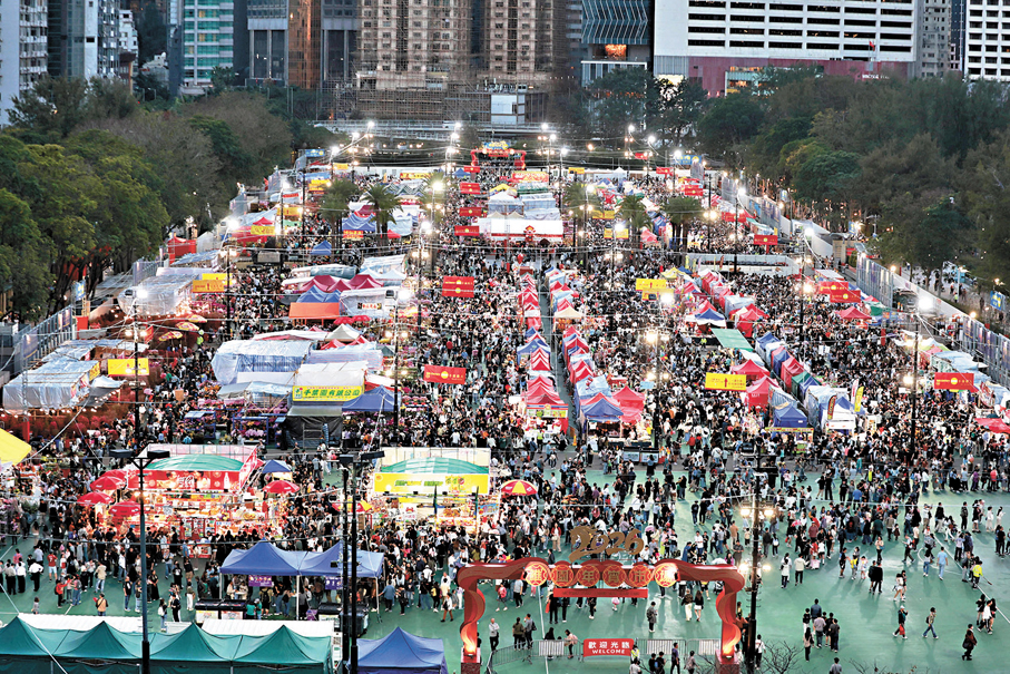 ●維園年宵市場燈火通明。