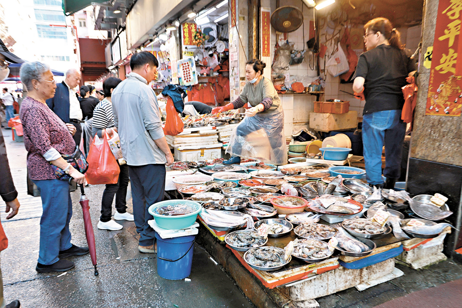 ●市民在街市買餸。香港文匯報記者北山彥  攝