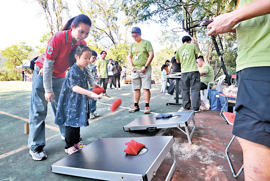 ●善樓住戶玩運動遊戲。