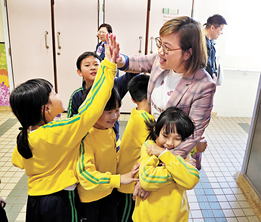 ●蕭婷與孩子們互動：「學生反饋非常正面，甚至激發他們未來想當老師或校長。」